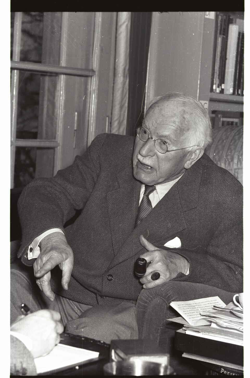 Interview with C. G. Jung in K&uuml;snacht (Carl Gustav Jung), Swiss psychiatrist, depth psychologist 6