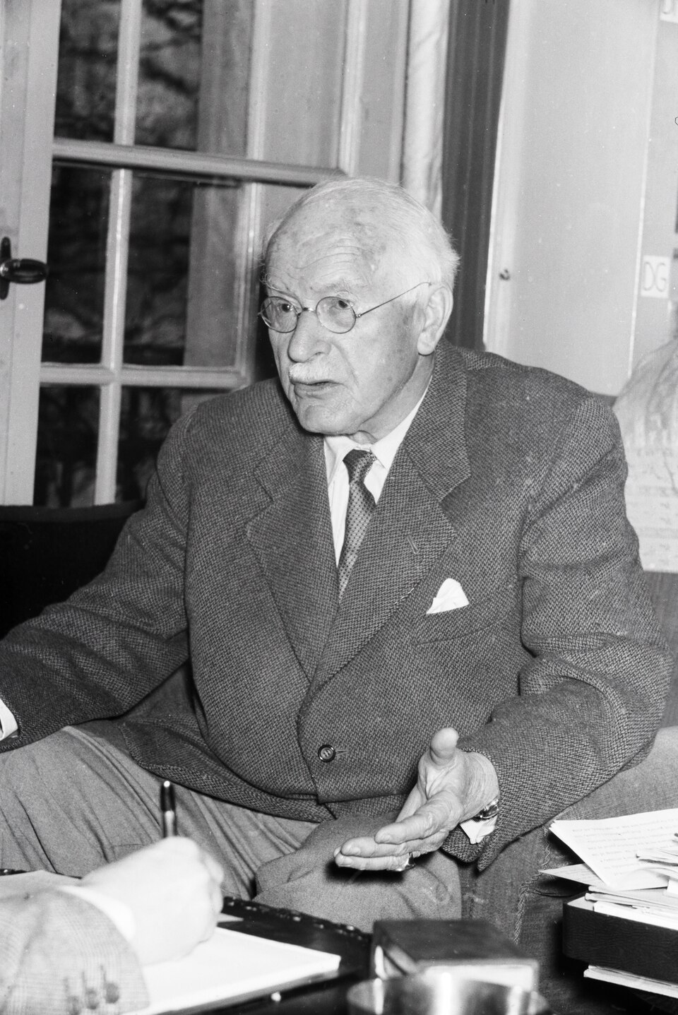 Interview with C. G. Jung in K&uuml;snacht (Carl Gustav Jung), Swiss psychiatrist, depth psychologist 5