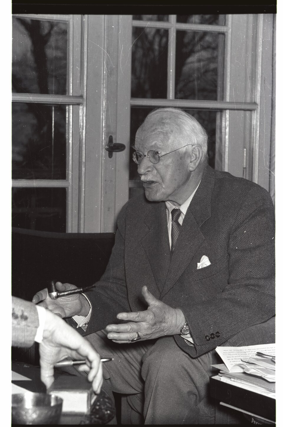 Interview with C. G. Jung in K&uuml;snacht (Carl Gustav Jung), Swiss psychiatrist, depth psychologist 3