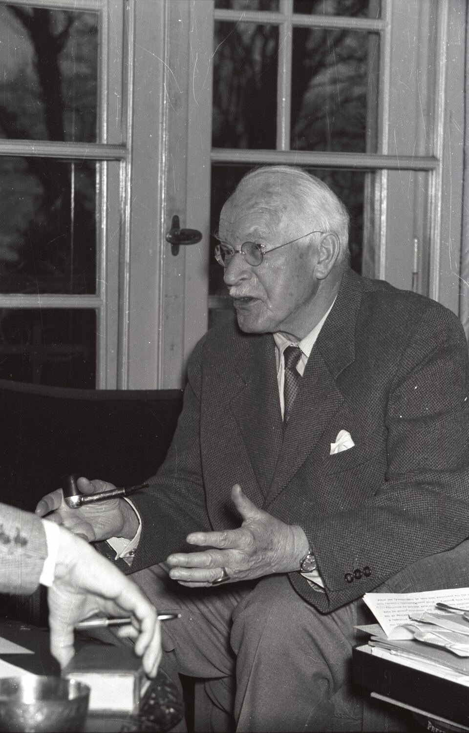 Interview with C. G. Jung in K&uuml;snacht (Carl Gustav Jung), Swiss psychiatrist, depth psychologist 3 (cropped)