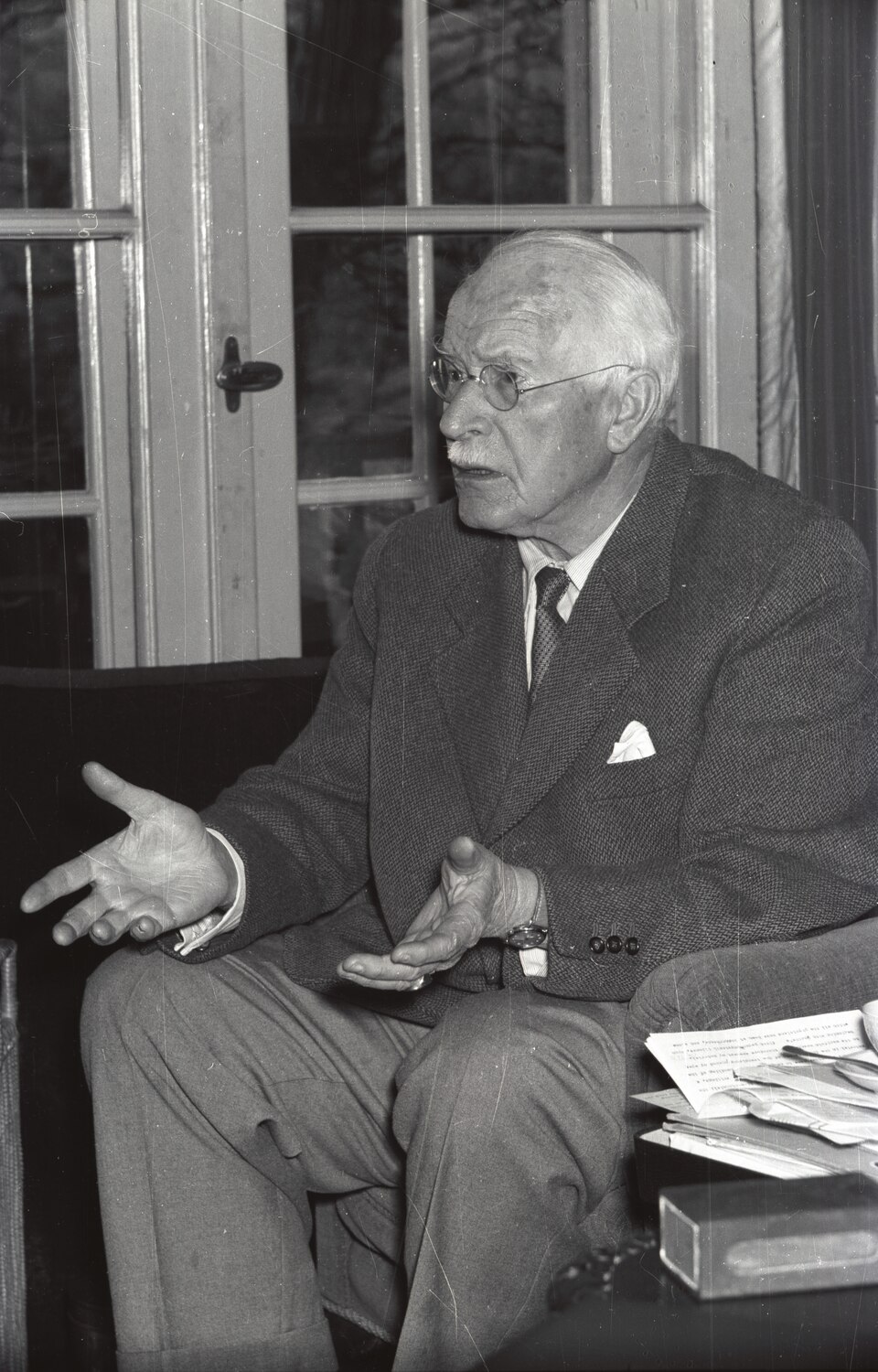 Interview with C. G. Jung in K&uuml;snacht (Carl Gustav Jung), Swiss psychiatrist, depth psychologist (cropped)
