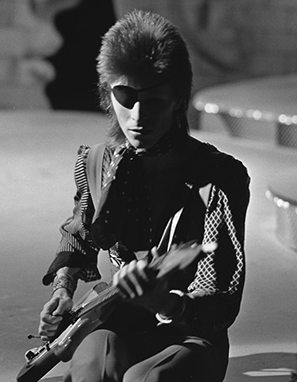 David Bowie - TopPop 1974 02 (cropped)