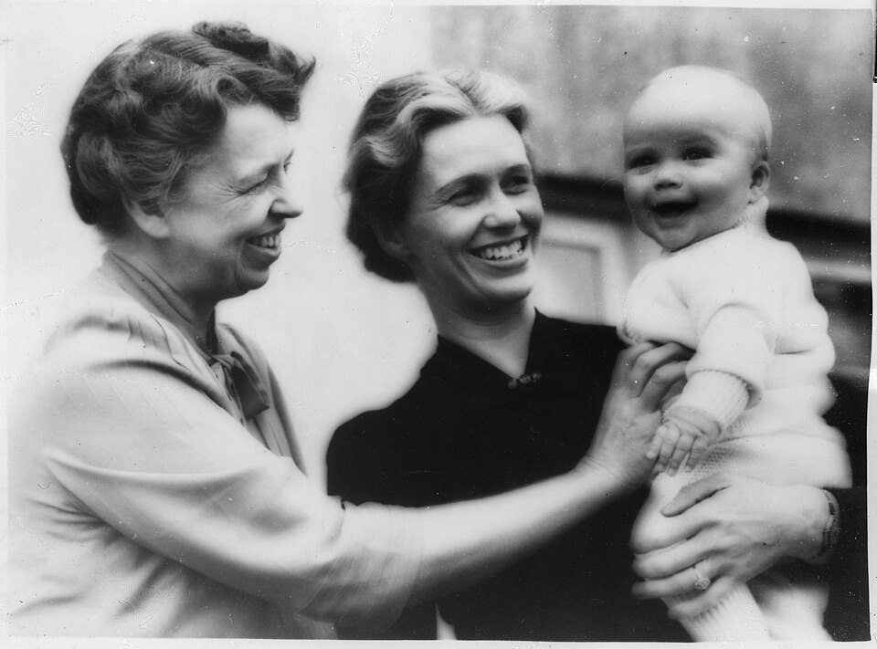 Eleanor Roosevelt, Anna Roosevelt, and John Roosevelt Boettiger - NARA - 195584