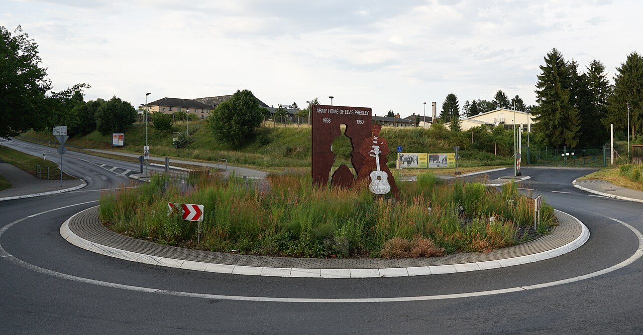 Elvis-Presley-Denkmal vor den ehemaligen Ray Barracks in Friedberg Hessen