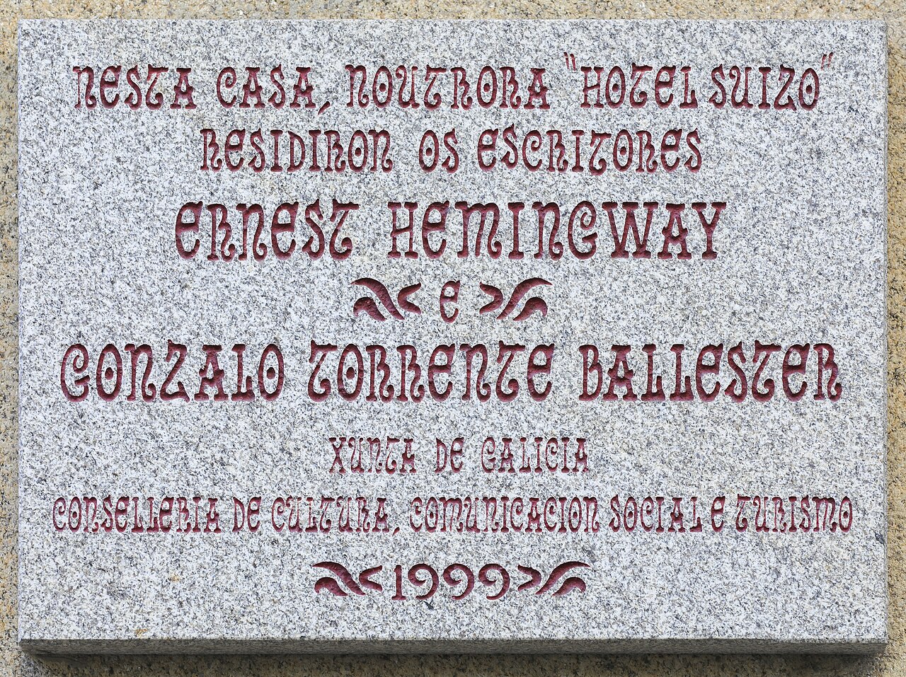 2025. Placa da residencia de Ernest Hemingway e Torrente Ballester. Compostela-2