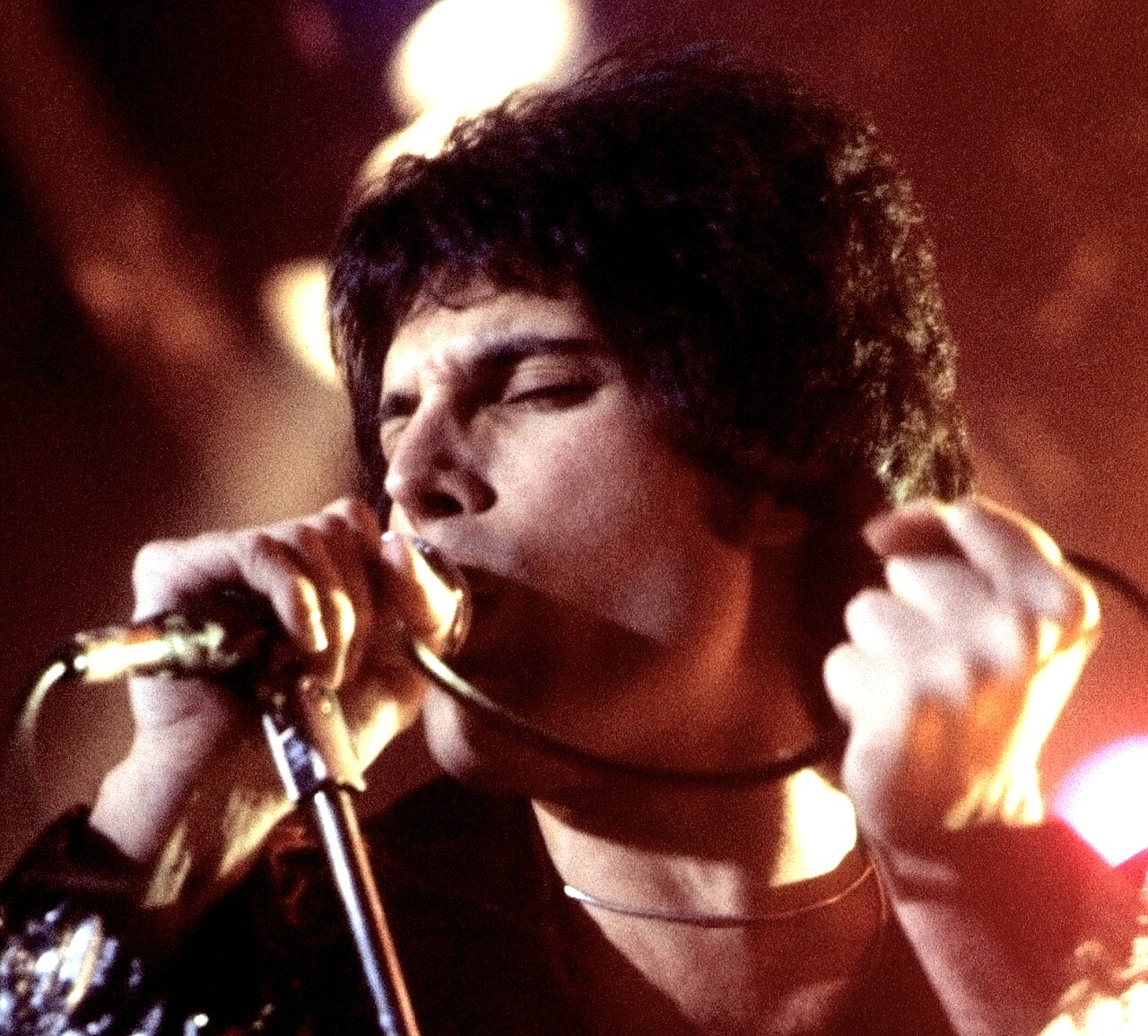 Freddie Mercury performing in New Haven, CT, November 1977 cropped