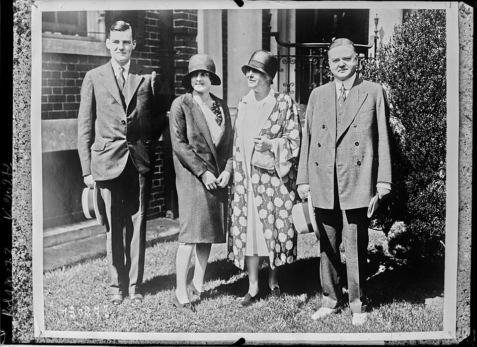 De gauche &agrave; droite, Mme et M. Herbert Hoover junior, M. Hoover et Mme Hoover (Pacific) - btv1b532020403
