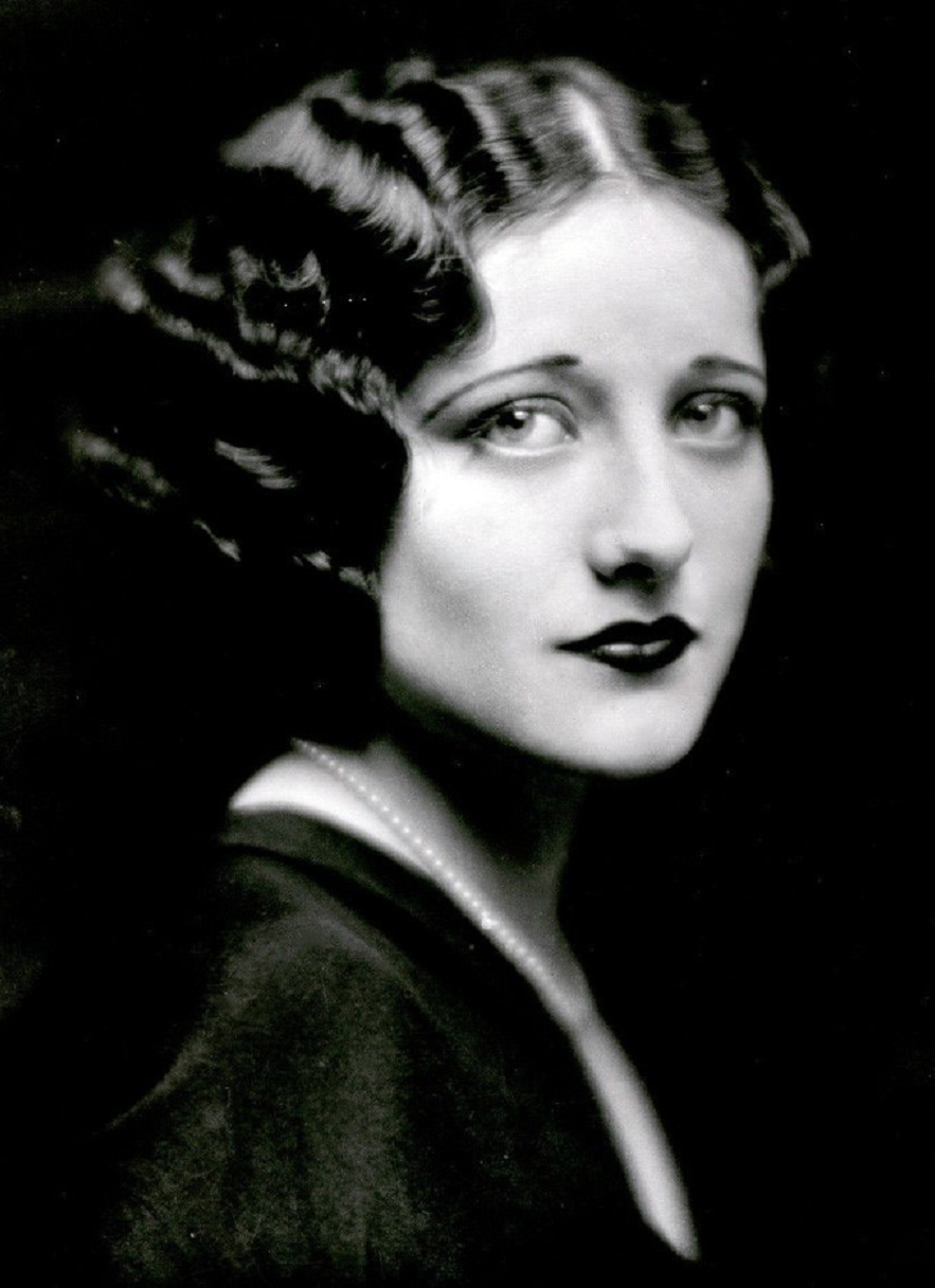 Joan Crawford - Studio portrait (1925)