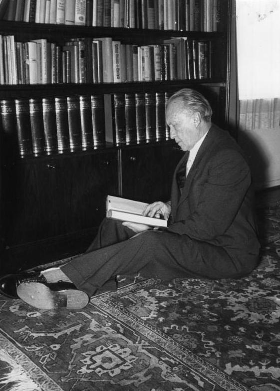 Bundesarchiv B 145 Bild-F000656-0038, Rh&ouml;ndorf, Konrad Adenauer, lesend