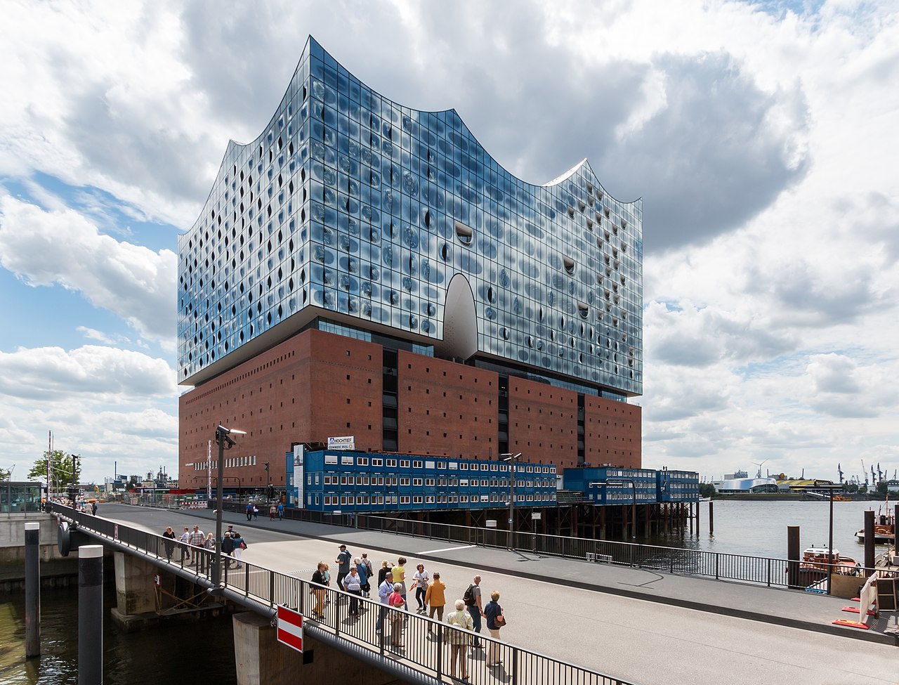Hamburg, HafenCity, Elbphilharmonie (und Mahatma-Gandhi-Br&uuml;cke) -- 2016 -- 3054