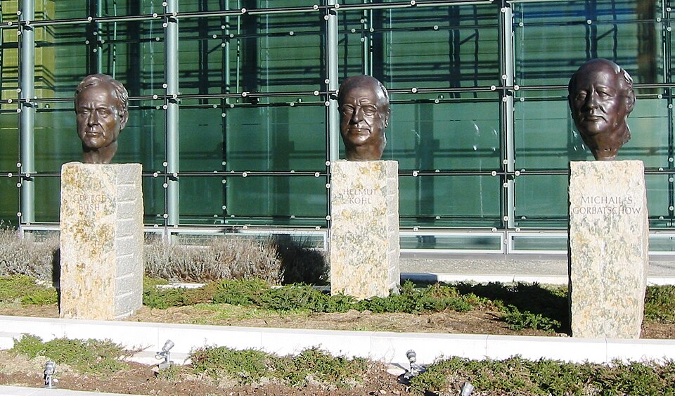 V&auml;ter der Einheit vor dem Axel-Springer-Hochhaus II