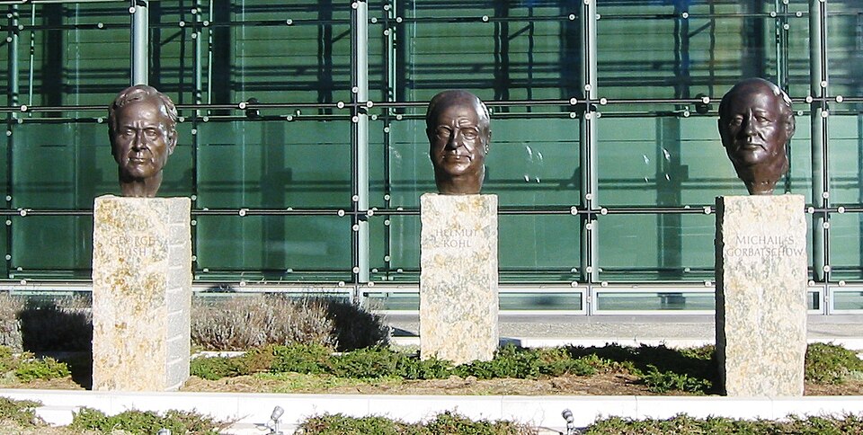 V&auml;ter der Einheit vor dem Axel-Springer-Hochhaus I
