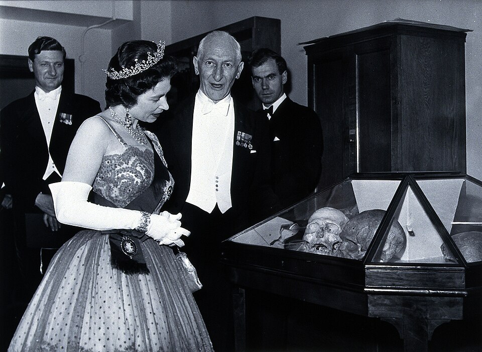HM Queen Elizabeth II with E.A. Underwood. Photograph by the Wellcome V0027582