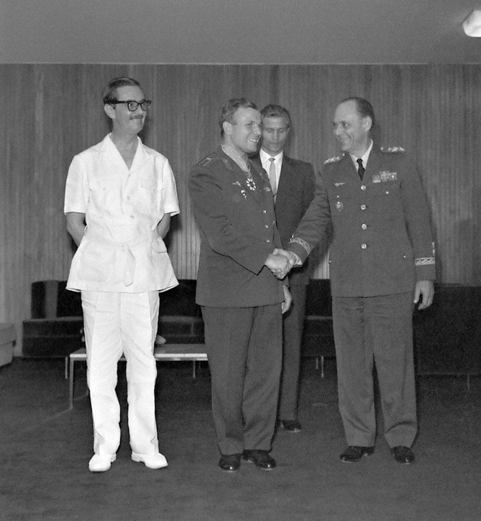 J&acirc;nio da Silva Quadros, presid&ecirc;ncia da Rep&uacute;blica, condecora o major Iuri Alekseievitch Gagarin, em Bras&iacute;lia